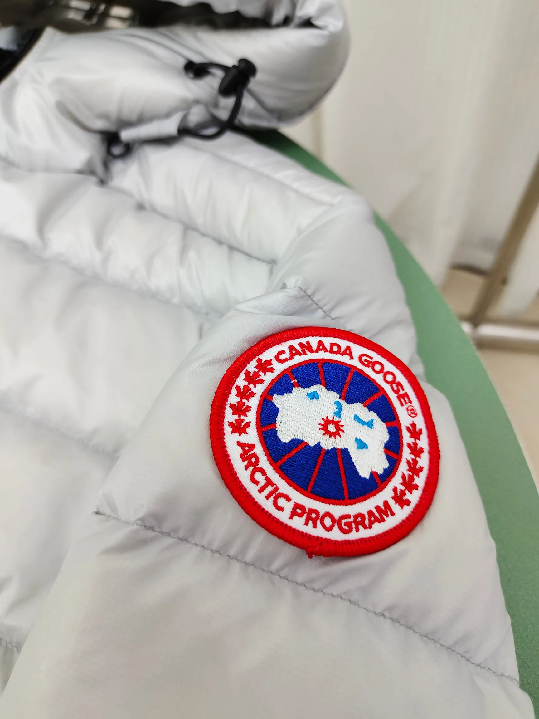 P840 𝘾𝘼𝙉𝘼𝘿𝘼 𝙂𝙊𝙊𝙎𝙀/Canada Goose 2227 thin and light model. It’s super lightweight and doesn’t feel any weight on your upper body at all! Show more temperament‼  Canada Goose, a Canadian brand, has always been recognized as the warmest down jacket. Various Instagram celebrities, Internet celebrities, and celebrities often wear it for street photos. I make Canada Goose every year, but I still can’t get rid of my love for the goose. No matter how cold the winter is, there is no need to be afraid. Canada Goose is the legendary warmest down jacket and is known as a must-have for Arctic outdoor sports! The most popular down jacket in the world, celebrities are rushing to buy it, it is a must-have! Code number: XS-2XL Color: silver gray (red label) silver gray (black label), black (red label), black (black label), dark blue